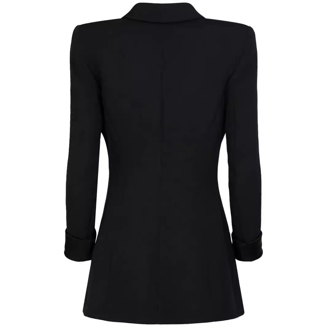 Damen Taillierter Smoking‑Blazer mit Satin‑Schalkragen und dekorativen Medaillonknöpfen Drune