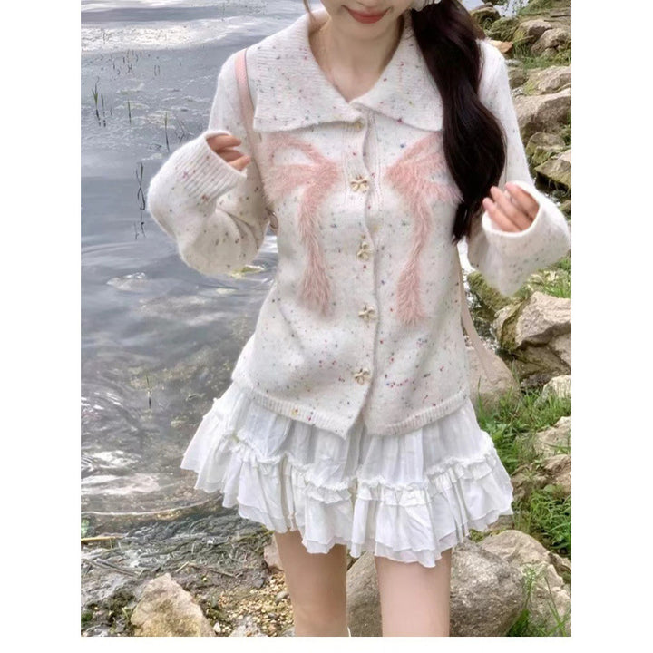 Damen verspielte Strickjacke mit dekorativen Knopfdetails und flauschigen Applikationen Drune