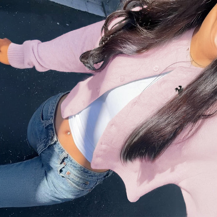 Damen nan kurzes Feinstrick-Cardigan mit Rundhalsausschnitt, durchgehender Knopfleiste und gesticktem Pferde-Logo Drune