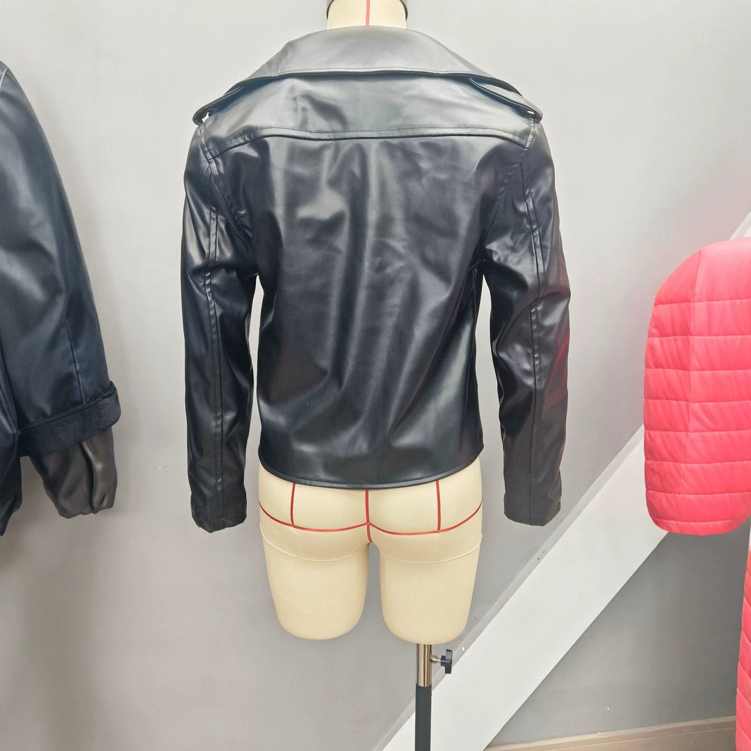 Damen nan figurbetonte Bikerjacke aus Kunstleder mit asymmetrischem Reißverschluss und aufgesetzter Klappentasche Drune