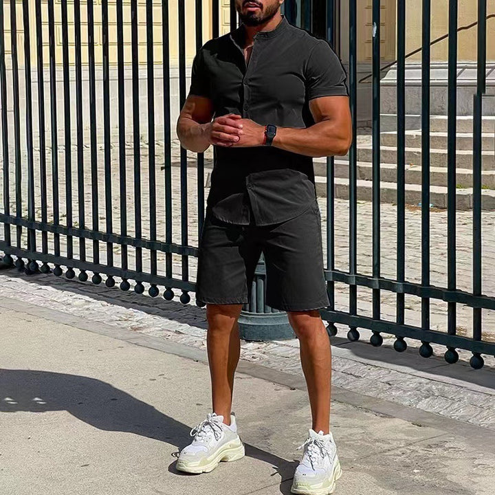 Herren modernes Kurzarmhemd mit eckigem Kragen und sportlichen Shorts Drune