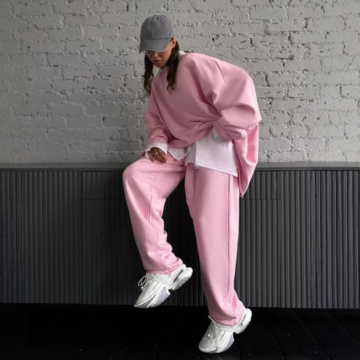 Damen oversized Lounge-Set mit ausgefranstem Saum, extra langem Sweatpullover und weiter hochgeschnittener Jogginghose Drune