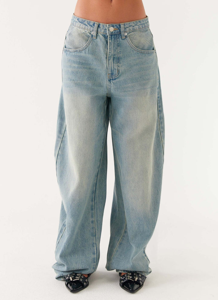 Damen nan oversized Denimjacke mit heller Vintage-Waschung, aufgesetzten Brusttaschen und verlängerten Manschetten Drune