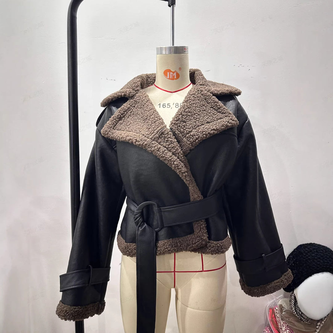 Damen Kurz geschnittene Fliegerjacke aus Lederoptik mit Teddyfutter und Taillengürtel Drune