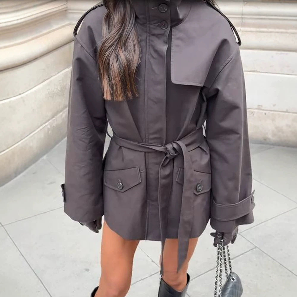 Damen Kurze Taillierte Trenchjacke mit Stehkragen, Pattentaschen und Bindegürtel Drune