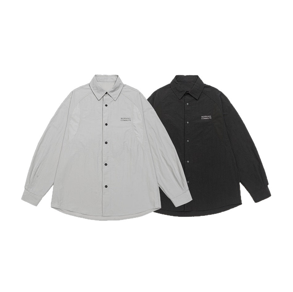 Unisex Lockeres Coach-Shirtjacke mit Kentkragen, Druckknopfleiste und minimalem Brustprint Drune