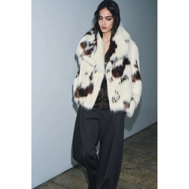 Damen Kurzmantel aus gepunktetem Hochflor-Faux-Fur mit voluminösem Schalkragen Drune