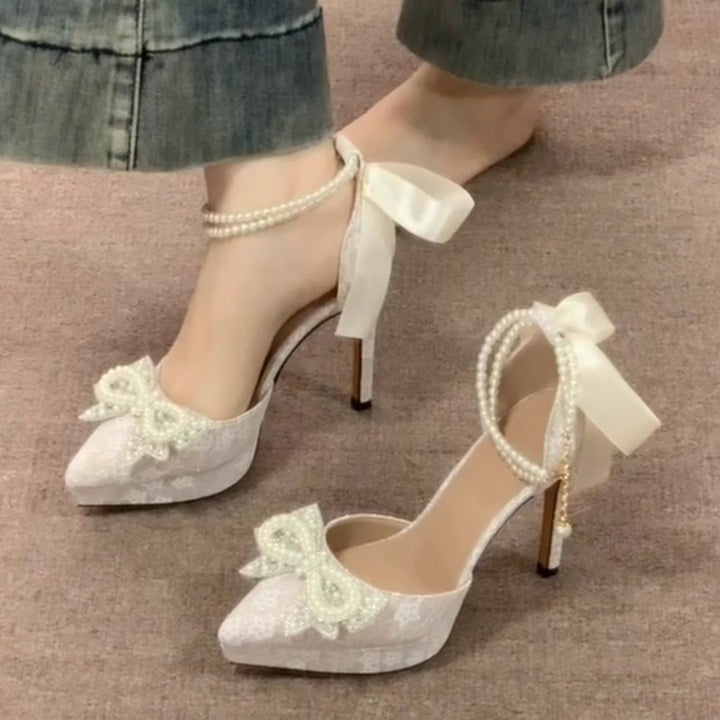Damen Satin‑Pumps mit Spitzenüberzug, Perlen‑Schleifenapplikation und Perlenschnürchen Drune