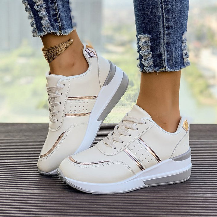 Damen Wedgesneaker mit mittelhohem Plateau, gepolstertem Komfortschaft und elastischem Seiteneinsatz Drune