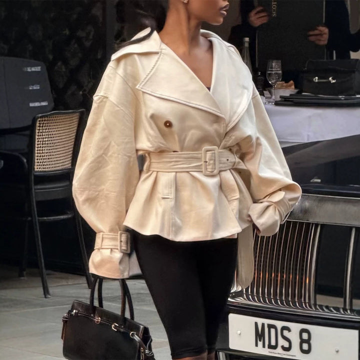 Damen Kurz-Trenchcoat mit tailliertem Gürtel, weitem Revers und kastiger Silhouette Drune