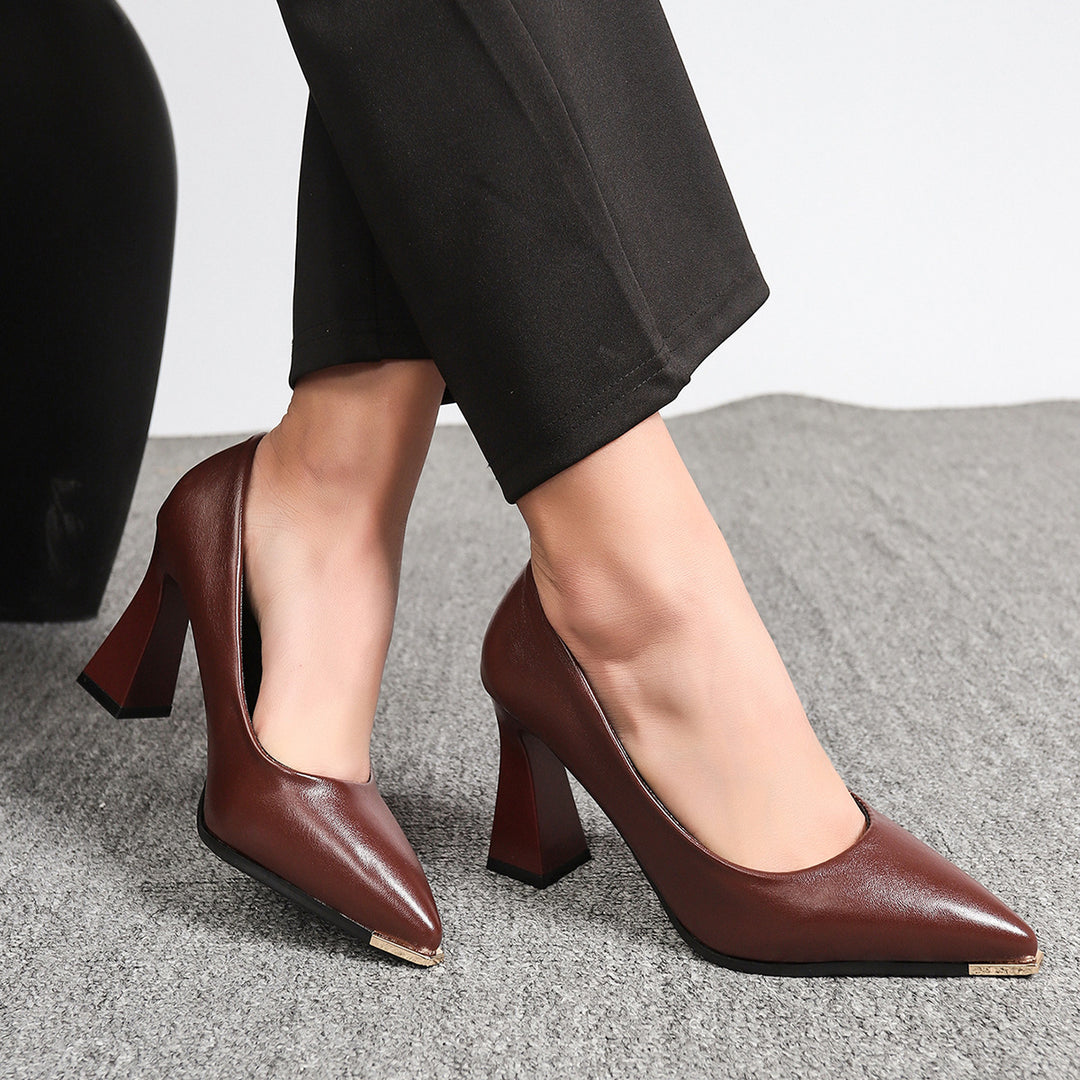 Damen Pumps mit spitzer Zehenpartie, Metallkappe und skulpturellem Blockabsatz Drune