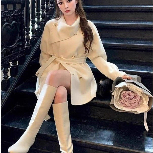 Damen modische Kurzjacke mit asymmetrischem Kragen und goldenen Knopfdetails Drune