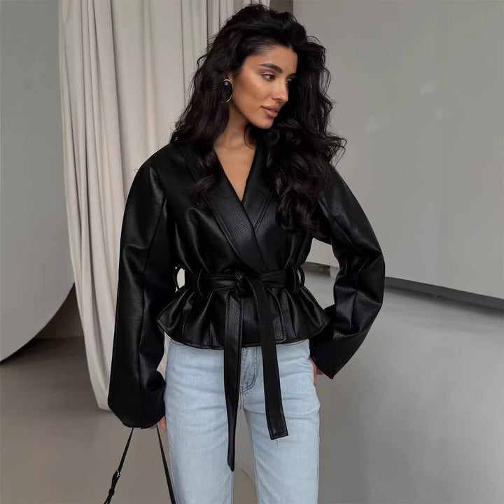 Damen Taillierte Kunstleder-Jacke mit Schößchen, Bindegürtel & Schalkragen Drune