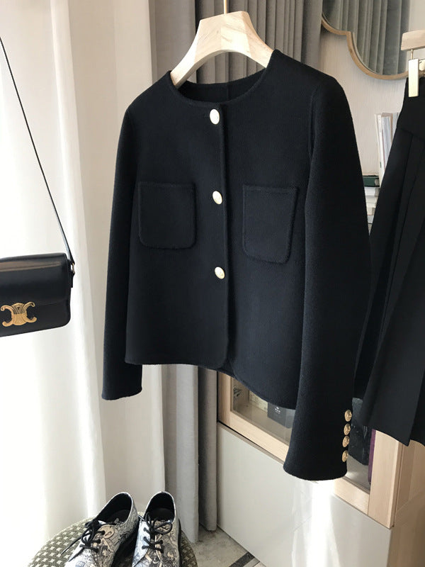 Damen Kurzblazer aus Wollmix mit Rundhalsausschnitt, Pattentaschen und goldenen Zierknöpfen Drune