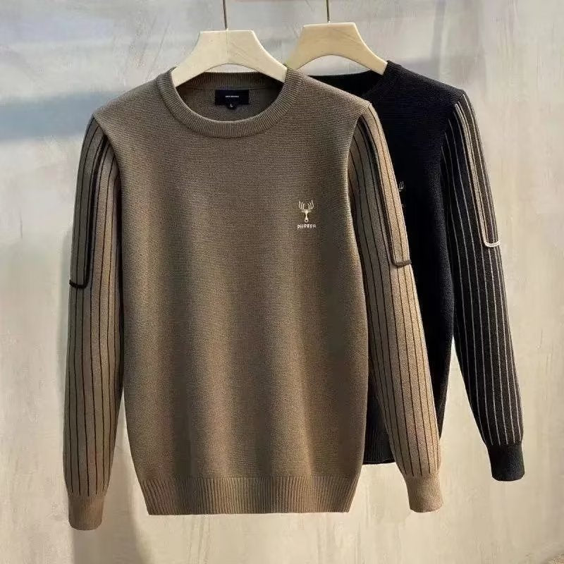 Herren Feinstrick-Pullover mit kontrastierenden Rippenärmeln und gesticktem Hirschlogo Drune