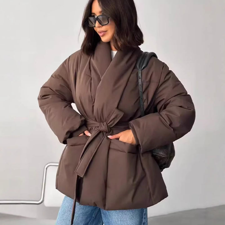 Damen Kurzsteppmantel mit Schalkragen, Taillengürtel und aufgesetzten Taschen Drune