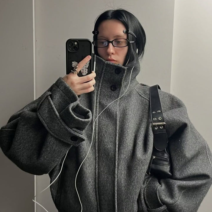 Damen Kurze Oversize Wolljacke mit Stehkragen und Schulterklappen Drune