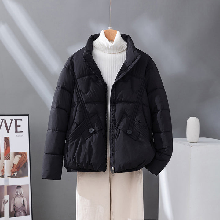 Damen nan kurzer Steppblouson mit hoher Kragenblende, diagonal gesetzten Ziernähten und aufgesetzten Pattentaschen Drune