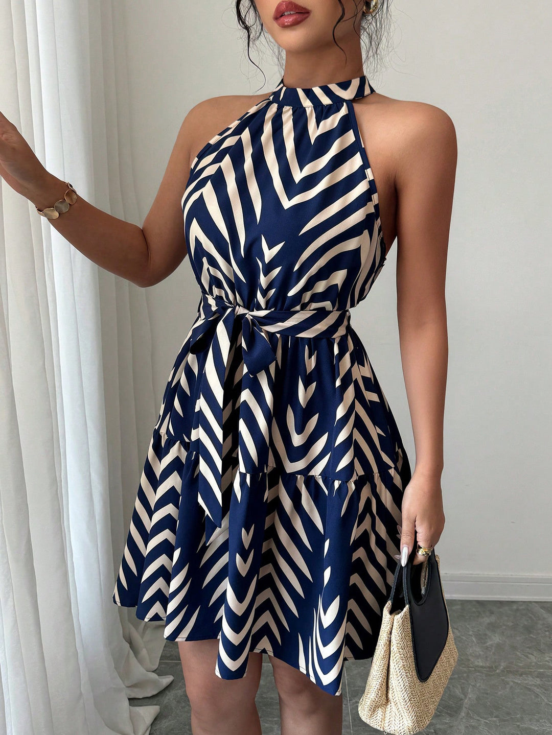 Damen Gestuftes Chiffon‑Sommerkleid mit Neckholder, Taillengürtel und grafischem Print Drune