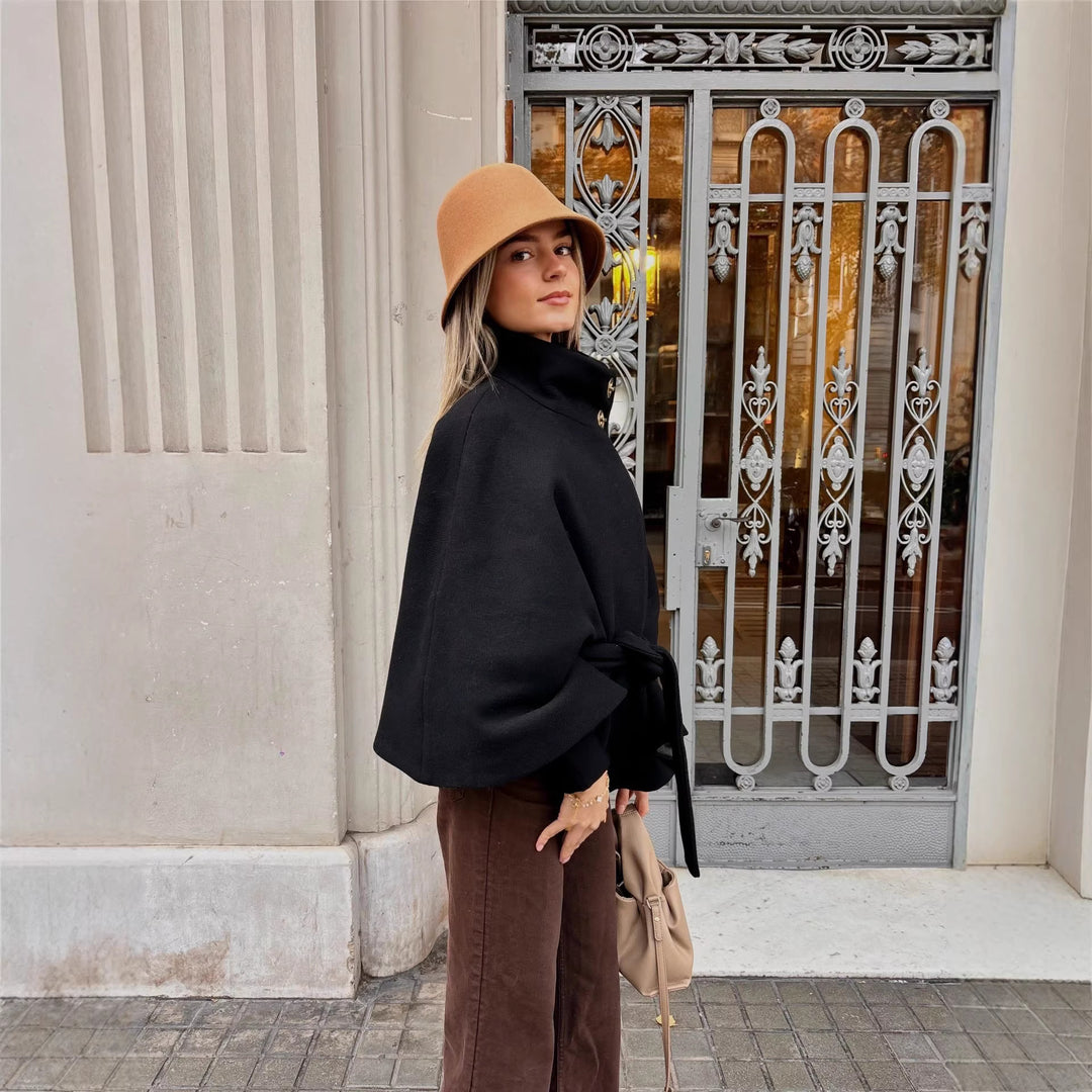 Damen Kurzes Cape‑Mantel mit Stehkragen, Taillengürtel und Zierknöpfen Drune