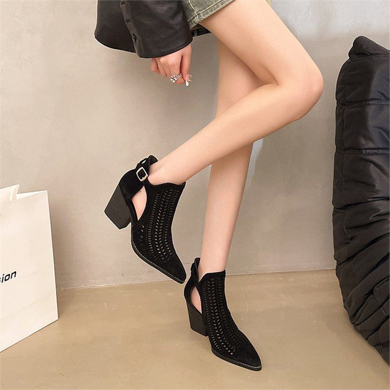 Damen Wildleder‑Ankleboots mit Laserperforation, spitzer Zehenform und verstellbarem Fersenriemen Drune