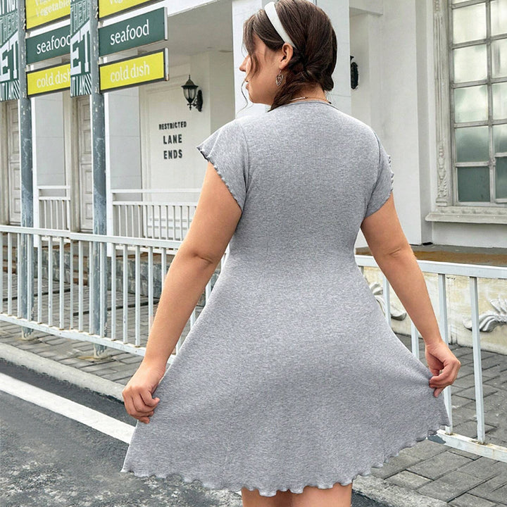 Damen lässiges Jersey-Kleid mit verspielt geschwungenem Saum und dekorativen Bändern Drune