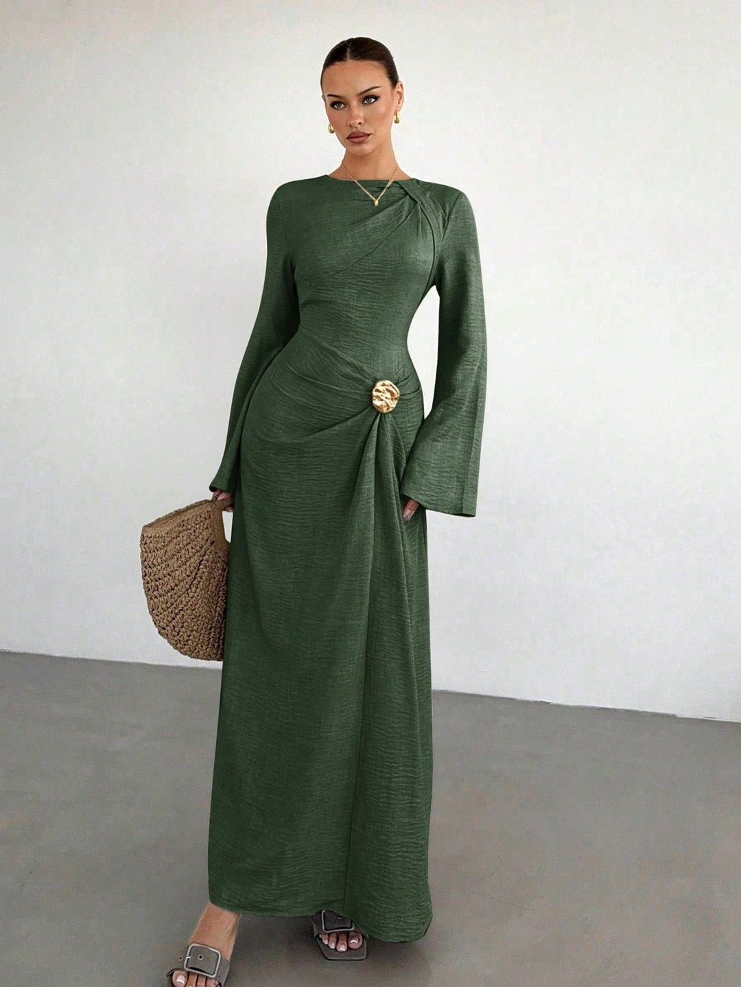 Damen Maxikleid mit Drapierter Taille, langen Glockenärmeln und Zierbrosche Drune