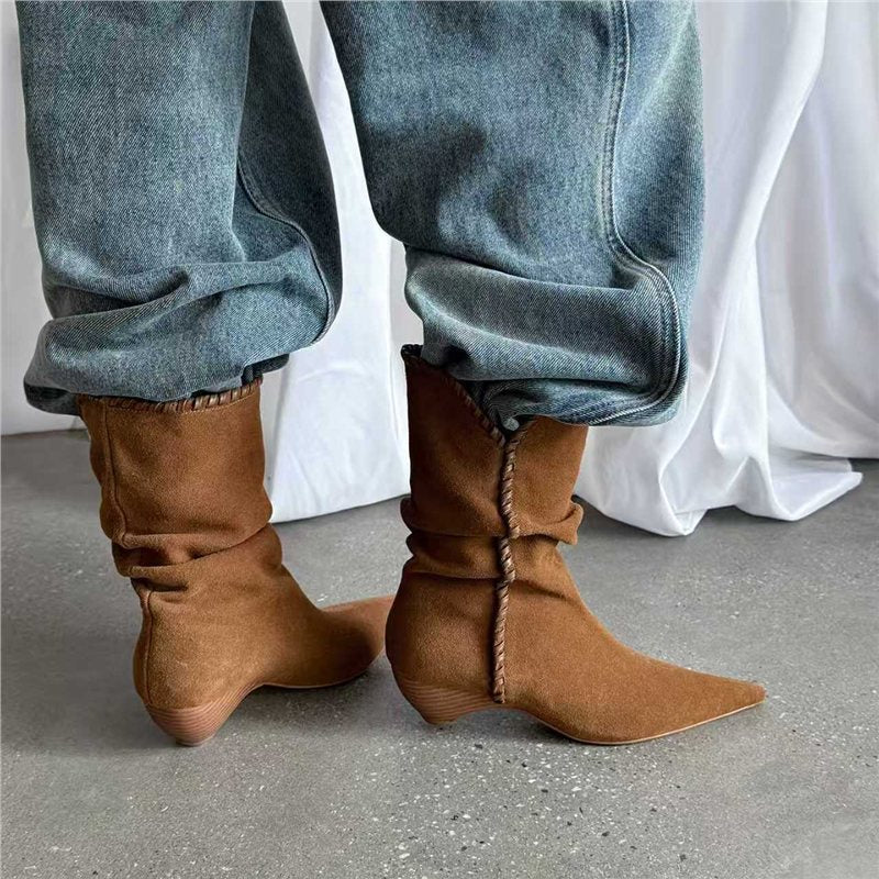 Damen Mid‑Calf Slouch‑Stiefel aus Velours mit spitzer Zehenpartie, geflochtenem Zierband und skulpturiertem Absatz Drune