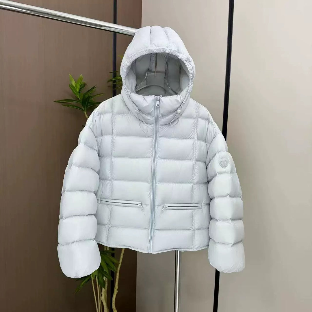 Damen nan kurz geschnittene Thermo-Steppjacke mit Kapuze, Reißverschlusstaschen und elastischen Bündchen Drune
