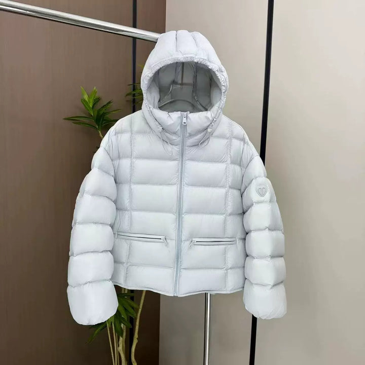 Damen nan kurz geschnittene Thermo-Steppjacke mit Kapuze, Reißverschlusstaschen und elastischen Bündchen Drune
