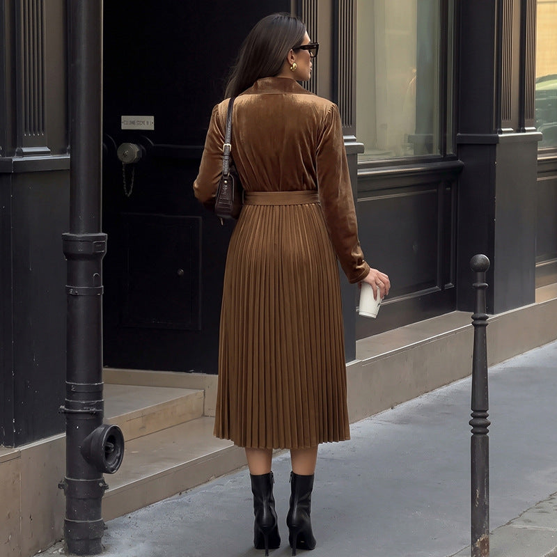 Damen Samt-Midikleid mit Wickeloberteil, Reverskragen, Taillengürtel und plissiertem Rock Drune