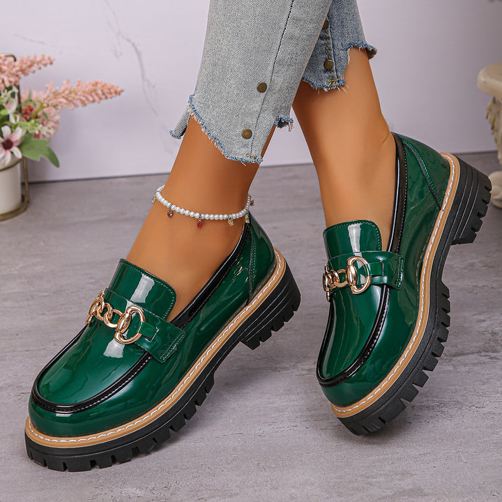 Damen  glänzende Lack-Loafer mit dekorativer Metallspange und profilierter Traktorsohle Drune