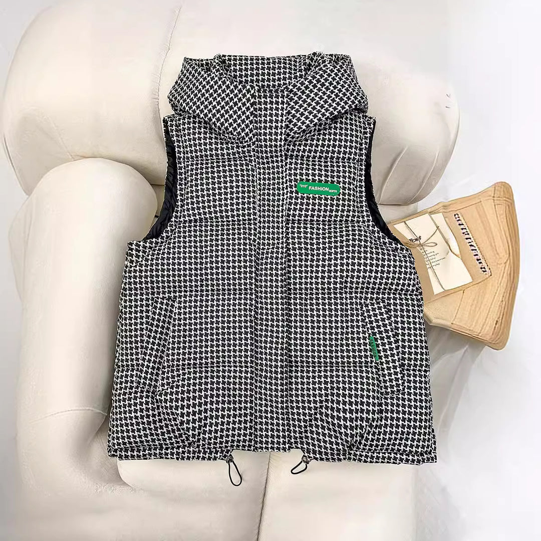 Damen nan gesteppte Kapuzenweste mit Allover‑Logoprint, wattierter Isolierung, verstellbarem Saum und verdeckten Reißverschlusstaschen Drune