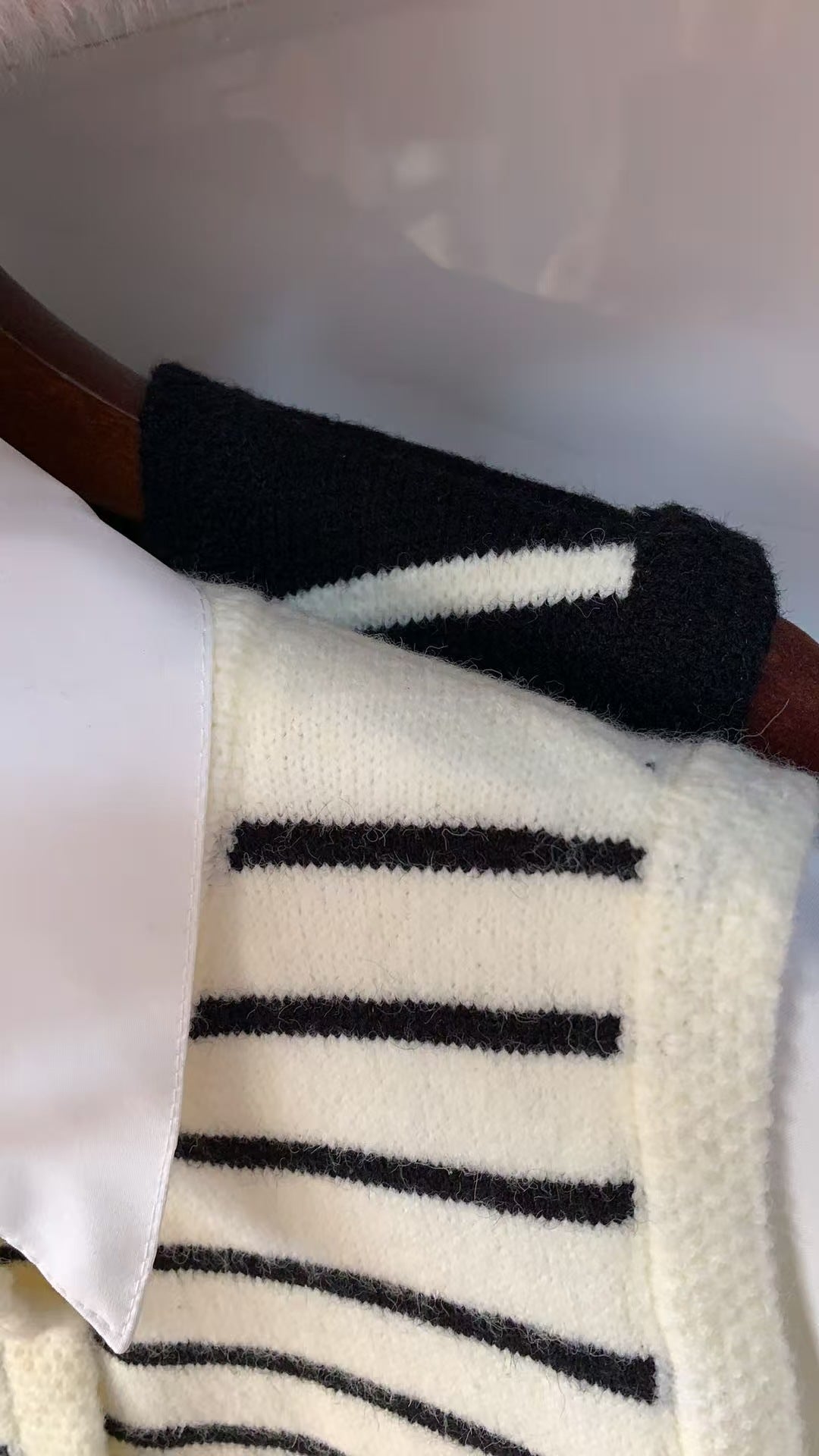 Damen Strickweste mit eleganten Knopfdetails und klassischen Streifen Drune