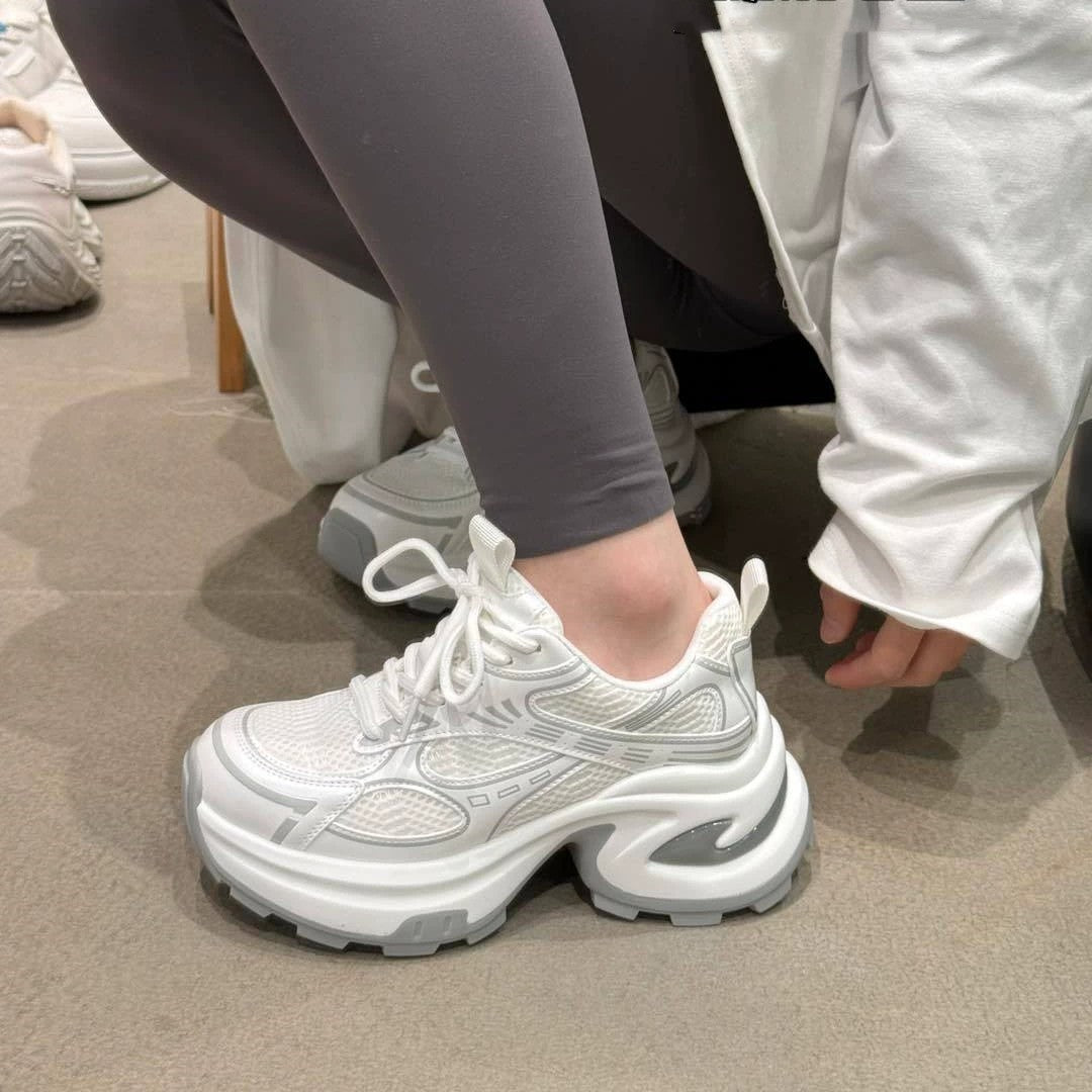 Damen futuristische Plateausneaker mit skulpturierter Wedgesohle und reflektierenden Mesh-Akzenten Drune
