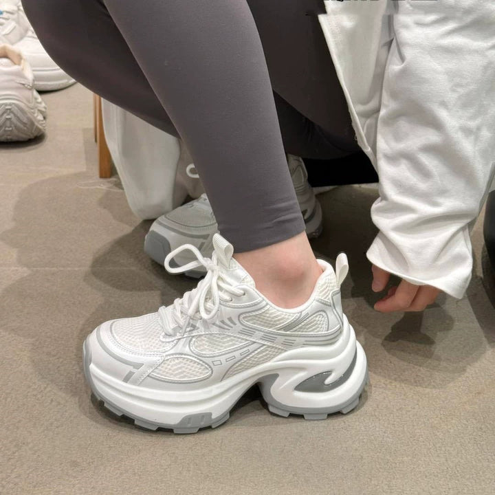 Damen futuristische Plateausneaker mit skulpturierter Wedgesohle und reflektierenden Mesh-Akzenten Drune
