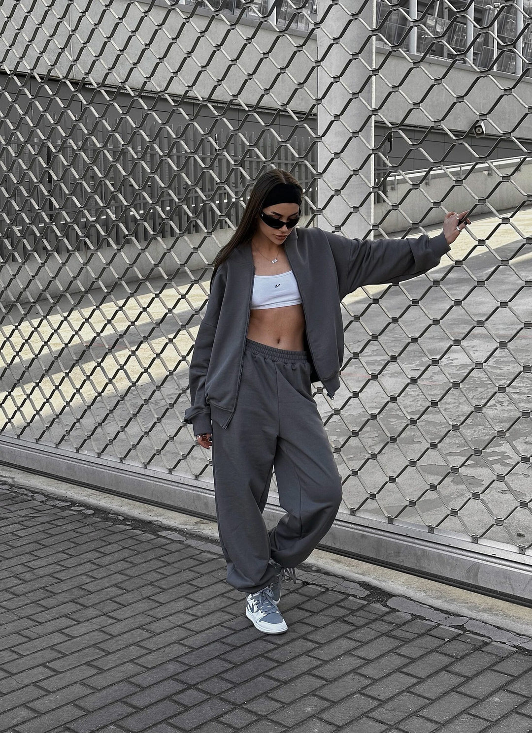 Damen Zip-Hoodie und Relax-Fit Jogginghose aus French-Terry mit elastischem Bund und Kängurutaschen Drune