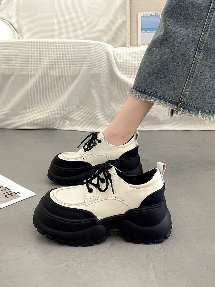 Damen Plateau-Derby-Schuhe mit Lackoptik und massiver Profilsohle Drune