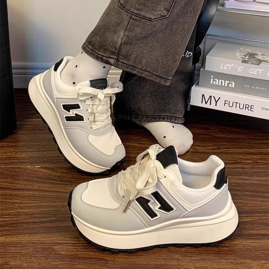 Damen Plateausneaker im Retro-Citystil mit skulpturierter Wedgesohle und atmungsaktiver Netzstruktur Drune