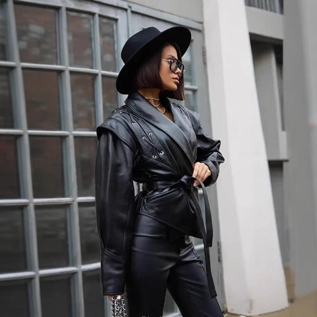 Damen nan taillierter Cropped‑Blouson aus veganem Leder mit Schalkragen, Schnürdetail und Bindegürtel Drune