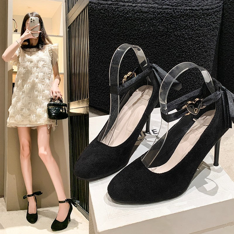 Damen Samt‑Optik Pumps mit Satin‑Knöchelriemen, Herzschließe und schlankem Stiletto Drune