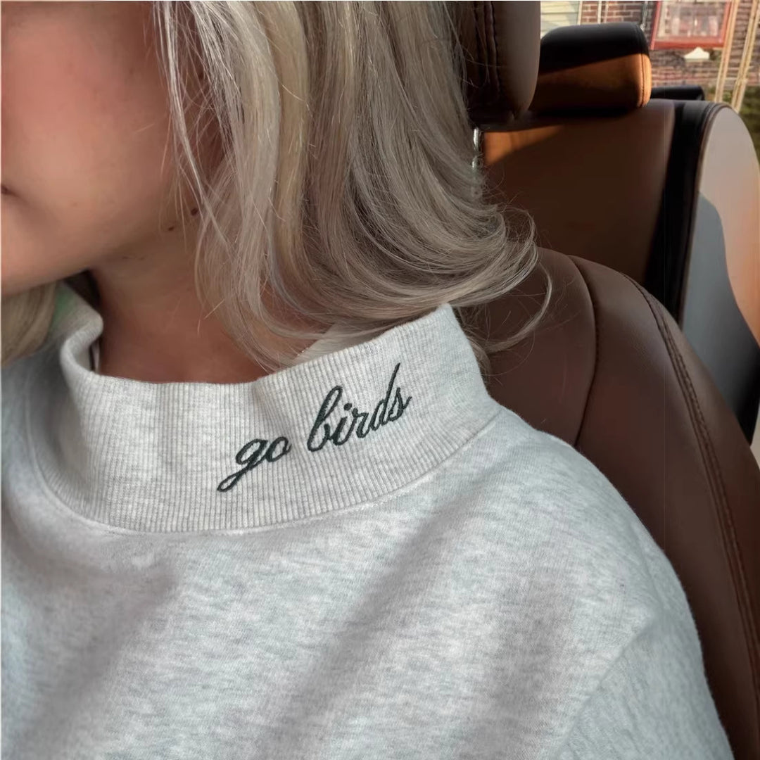 Damen nan weit geschnittenes College-Sweatshirt mit hohem Stehkragen und aufgenähtem Schriftzug Drune