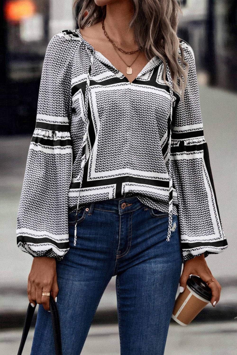 Damen Bluse mit eleganten Rüschendetails und modernem Muster Drune