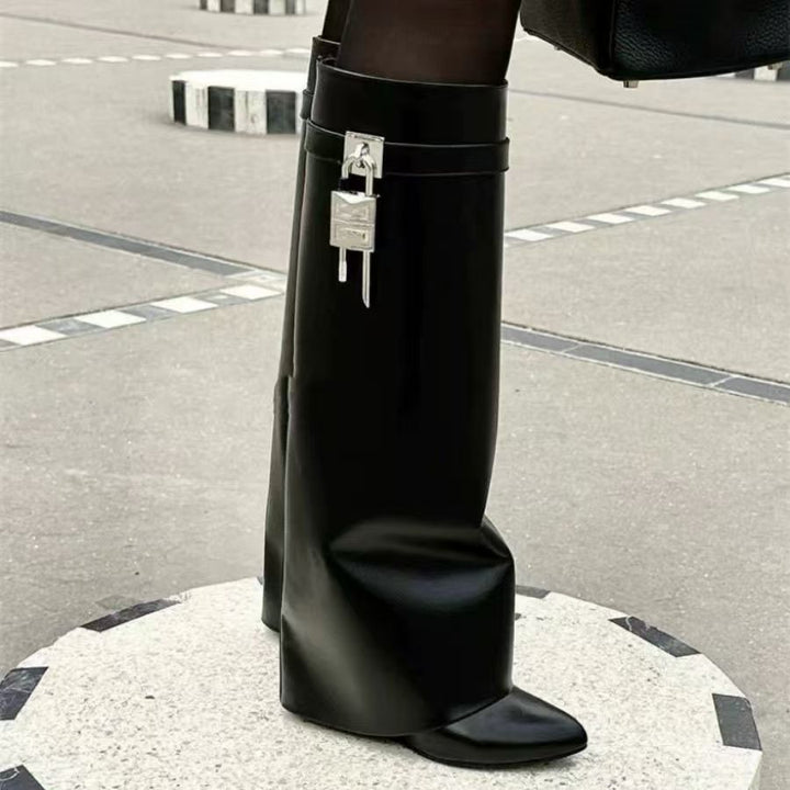 Damen kniehohe spitze Lederstiefel mit dekorativem Schnallen- und Schlossdetail Drune