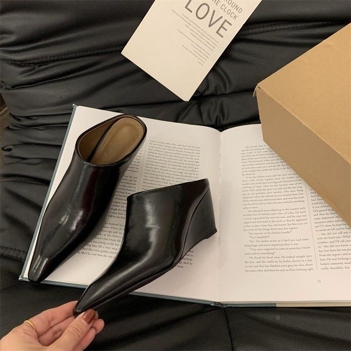 Damen Spitz zulaufende Slip‑On Mules mit skulptiertem Keilabsatz Drune