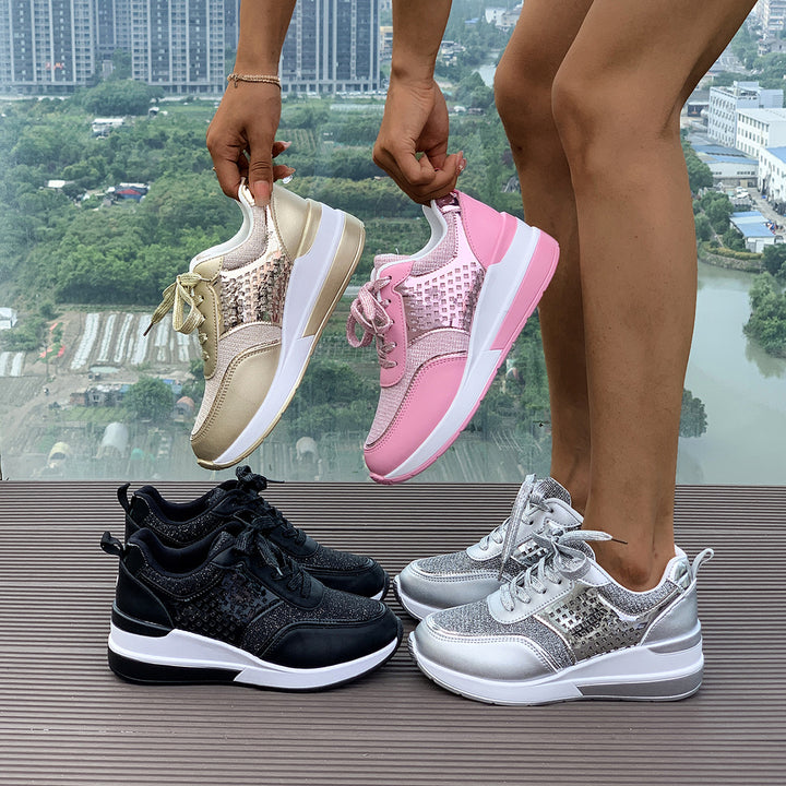 Damen stylische Keil-Sneaker mit metallischer Optik großflächigen Ziersteinen und gepolstertem Komfortfußbett Drune