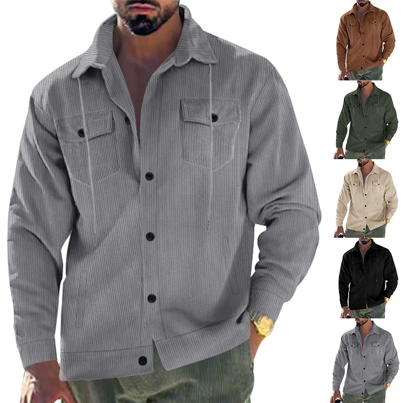 Herren nan Cordjacke mit Stehkragen, Kordelzug, durchgehender Knopfleiste und aufgesetzten Brustklappen Drune