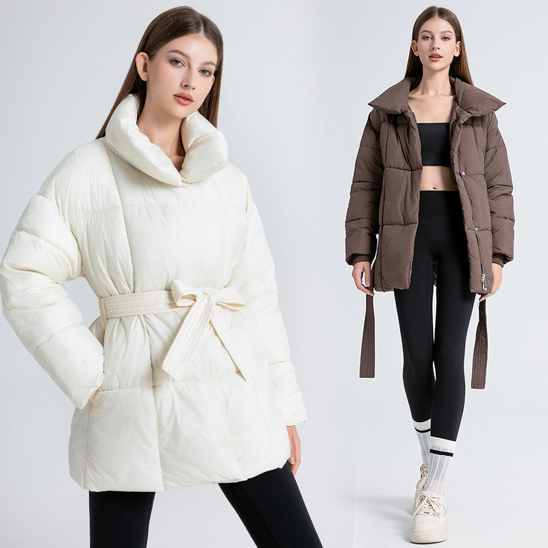 Damen nan kurze wattierte Jacke mit hohem Stehkragen, Taillengürtel und Eingrifftaschen Drune