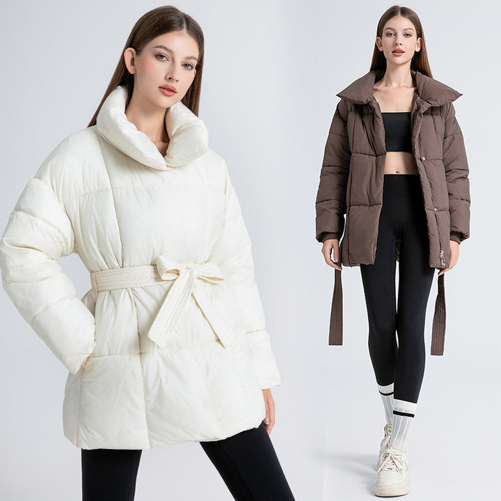 Damen nan kurze wattierte Jacke mit hohem Stehkragen, Taillengürtel und Eingrifftaschen Drune