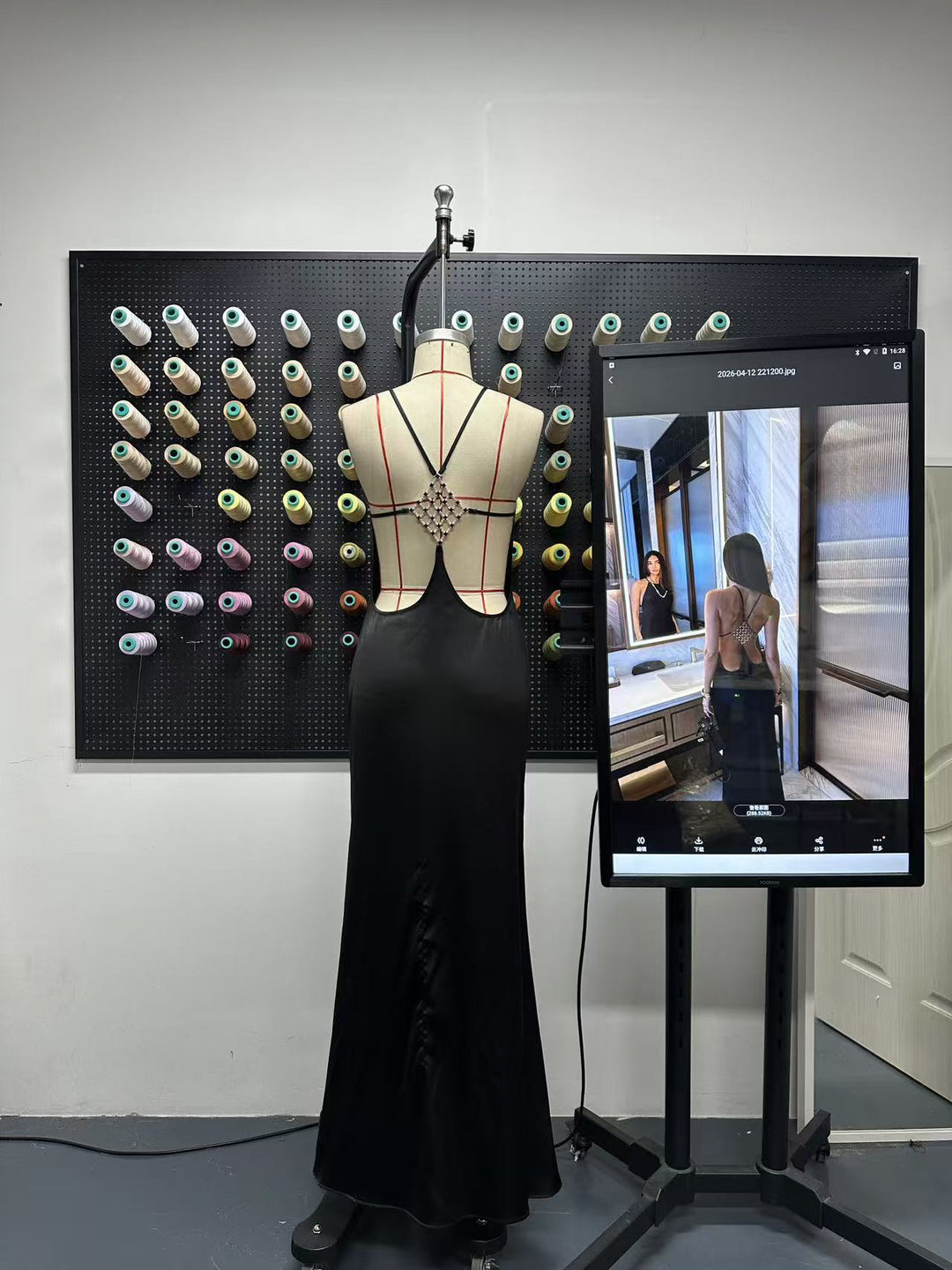 Damen elegantes Maxikleid mit raffiniertem Rückenausschnitt und schimmerndem Material Drune
